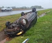 Carro capota na BR-163 em Toledo e mulher fica ferida