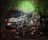Carro fica destruído ao colidir com carreta na PR-585 em Toledo