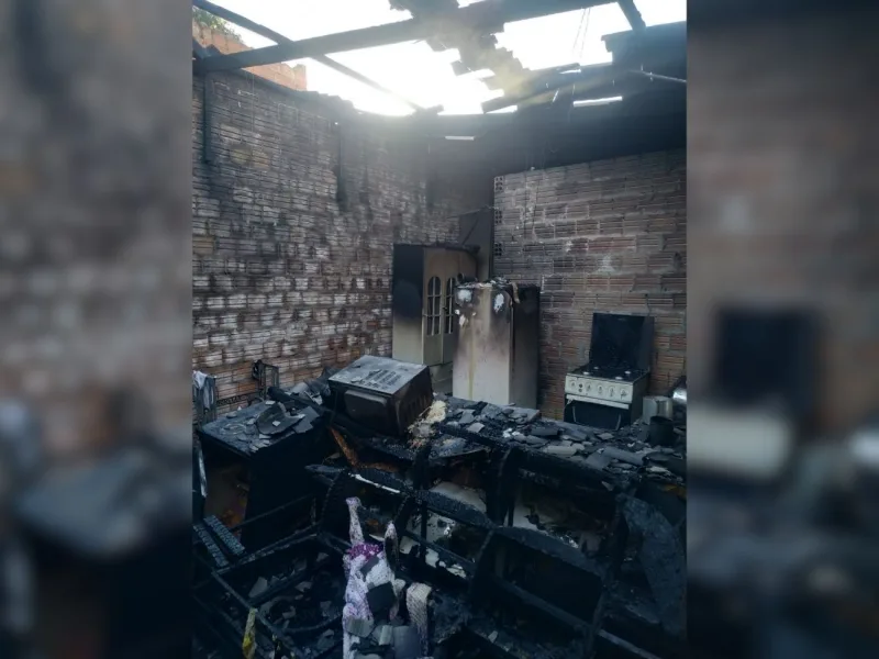 Casa pega fogo em Guaíra e mulher fica gravemente ferida