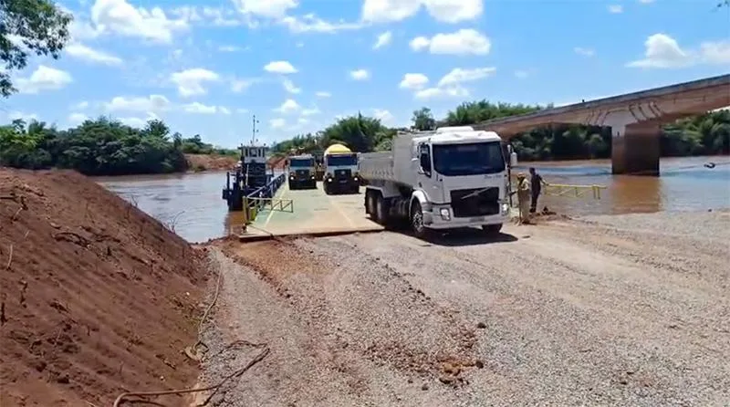 PRF informa motoristas sobre o início da operação de balsa na BR-272, no Rio Piquiri