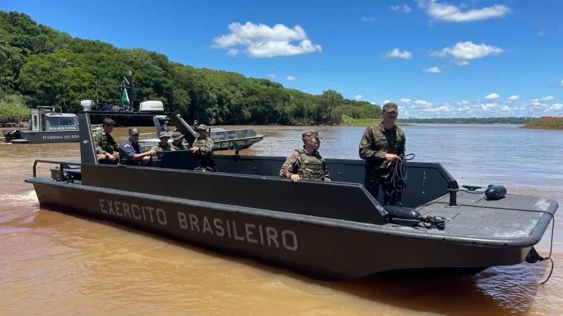 Exército Brasileiro testa nova embarcação blindada no Rio Paraná, em Guaíra