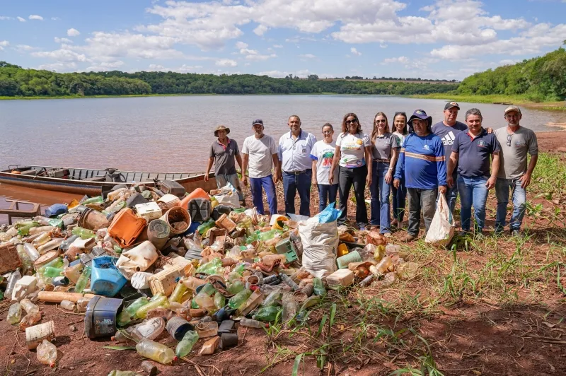 Prefeitura de Guaíra e pescadores retiram grande quantidade de lixo do rio em Dr. Oliveira Castro