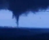 Nuvens funil assustam moradores em Mercedes e ventos provocam estragos; Veja o vídeo