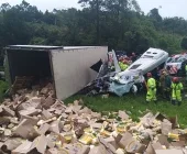 Carreta tomba sobre van e deixa seis mortos e vários feridos no Paraná