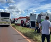 Colisão entre ônibus e carreta deixa quatro feridos entre Palotina e Francisco Alves