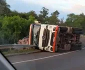 Carreta tomba em curva da Ponte Ayrton Senna