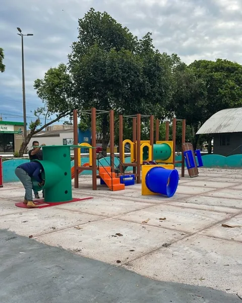 Prefeitura de Guaíra inicia montagem de playground na Praça Duque de Caxias