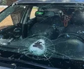Pedra atinge para-brisa de carro e deixa mulher ferida na BR-163 em Mercedes