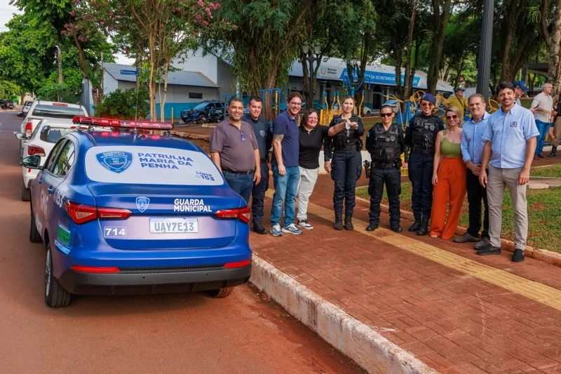 Guaíra entrega viatura da Patrulha Maria da Penha e inaugura playground