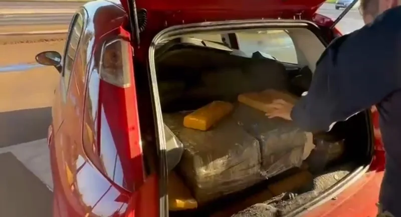 PRF apreende 150 kg de maconha espalhados em assoalho e porta-malas de veículo na BR-272 em Guaíra