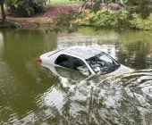 Carro carregado com agrotóxicos cai dentro de açude em fuga da PRF em Mercedes