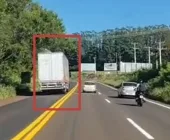 PRF flagra caminhão realizando ultrapassagem perigosa em curva da BR-163 entre Mercedes e Marechal Rondon