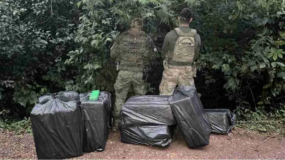 Polícia apreende cigarros contrabandeados e maconha no interior de Guaíra