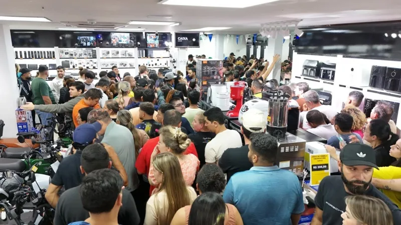 Promoção noturna atrai milhares de clientes para a fronteira em Saltos del Guairá - Paraguai