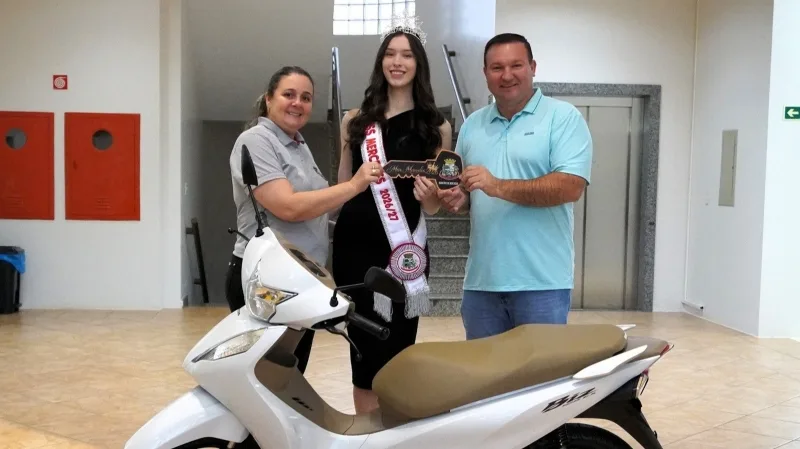 Miss Mercedes recebe Honda Biz 0 km pela conquista do título