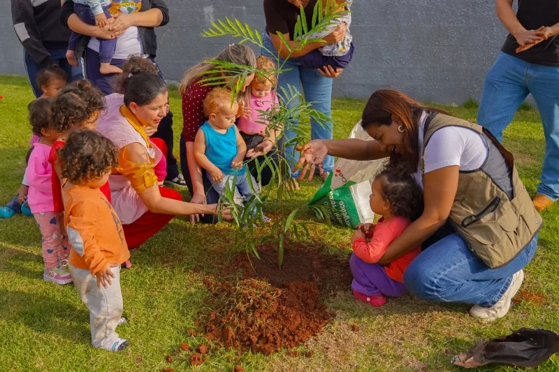 Teatro de fantoches, carro elétrico e plantio de árvore marcam atividades ambientais em CMEI de Guaíra