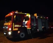 Carro é destruído por incêndio durante a madrugada em Guaíra