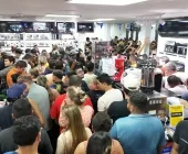 Promoção noturna atrai milhares de clientes para a fronteira em Saltos del Guairá - Paraguai