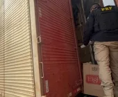 Caminhoneiro tenta forçar passagem em ponte interditada e abandona 500 mil maços de cigarros na BR-272