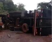 Tombamento de caminhão interdita estrada municipal em Marechal Rondon