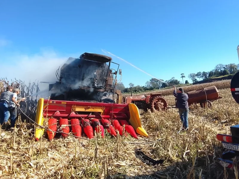 Colheitadeira pega fogo no interior de Mercedes