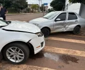 Carro roda na pista e para na calçada após batida no centro de Mercedes