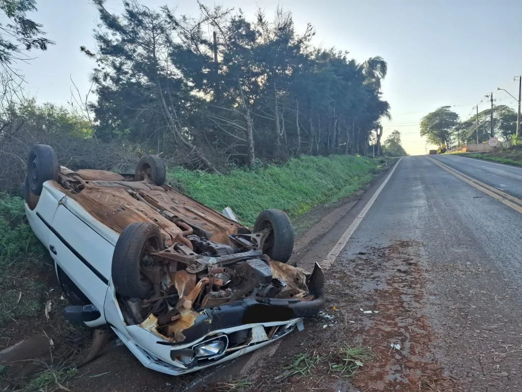 Gol capota na PR-467, em Marechal Rondon, e motorista não é localizado