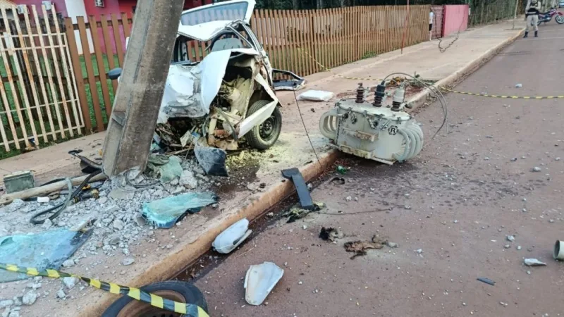 Motorista fica gravemente ferido após carro bater em poste em Toledo