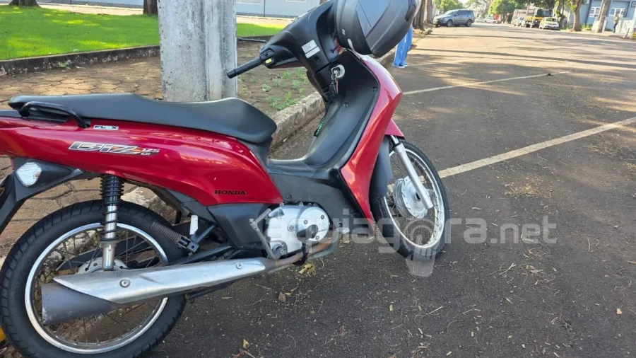Colisão entre Biz e Fiat Strada deixa uma pessoa ferida no centro de Marechal Rondon
