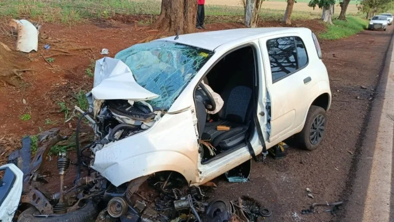Uno fica destruído após bater em árvore e em caminhão na PR-182 em Toledo