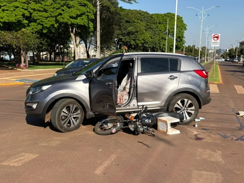 Moto fica presa embaixo de carro em acidente no centro de Mercedes
