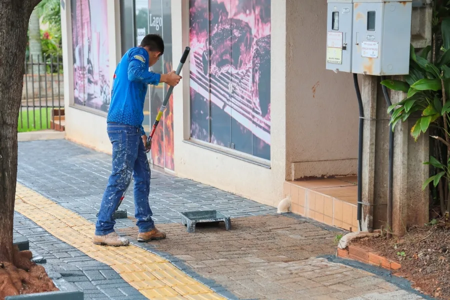 Pintura dos calçadões avança e muda visual das vias centrais de Mercedes