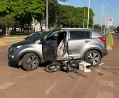 Moto fica presa embaixo de carro em acidente no centro de Mercedes