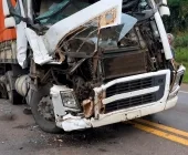Carretas se envolvem em forte colisão na BR-163 entre Marechal Rondon e Mercedes