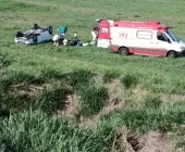 Mulher fica ferida após carro capotar e parar em terreno às margens da BR-163, em Toledo