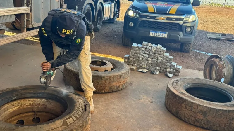 PRF localiza drogas no estepe de caminhão na BR-163, em Bela Vista - Guaíra