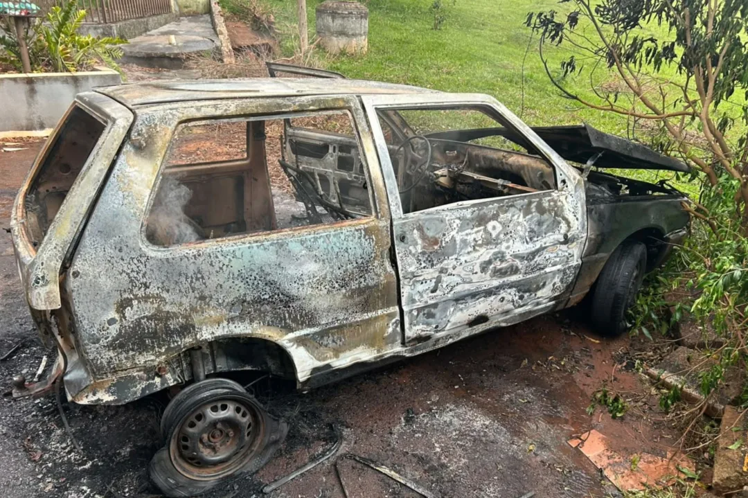 Veículo é incendiado e abandonado em Altônia