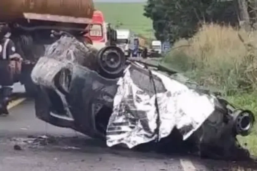 Três pessoas morrem em acidente em que carro pegou fogo na PR-317, no Paraná