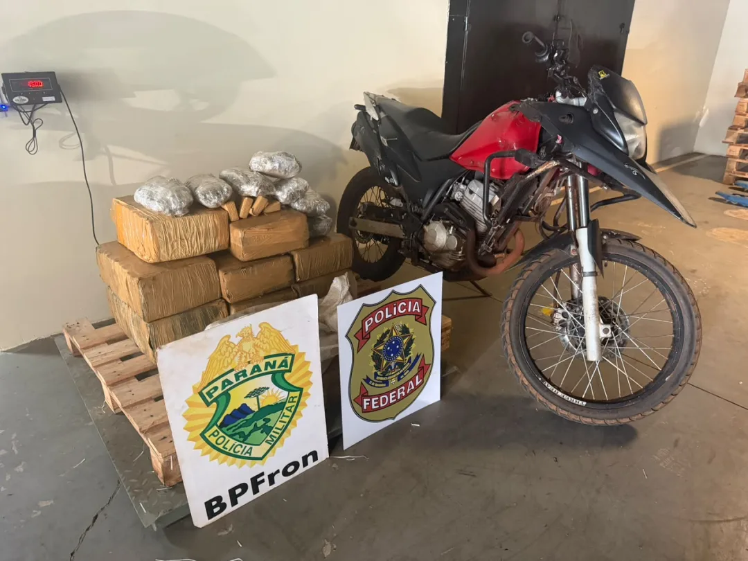 Moto com carretinha é abandonada com 150 quilos de drogas em Guaíra