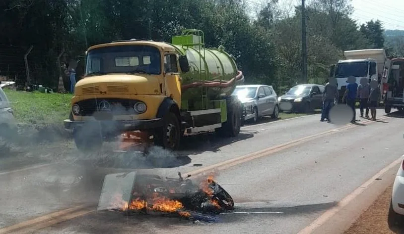 Moto pega fogo após colisão e jovem fica gravemente ferido na PR-317 em Toledo