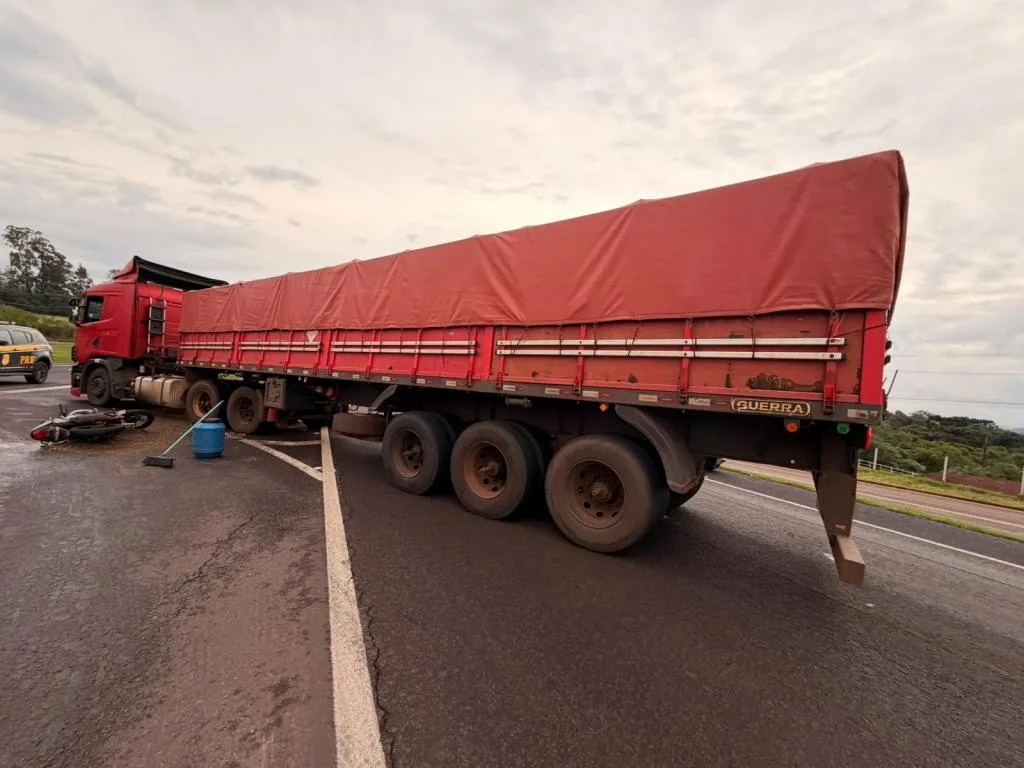 Moto bate em carreta durante manobra de retorno e duas pessoas ficam em estado grave em Cascavel