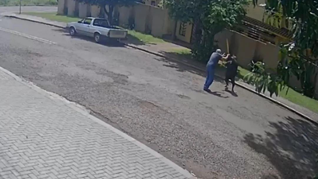 Idoso surpreende suspeito tentando furtar carro em Cascavel e é esfaqueado