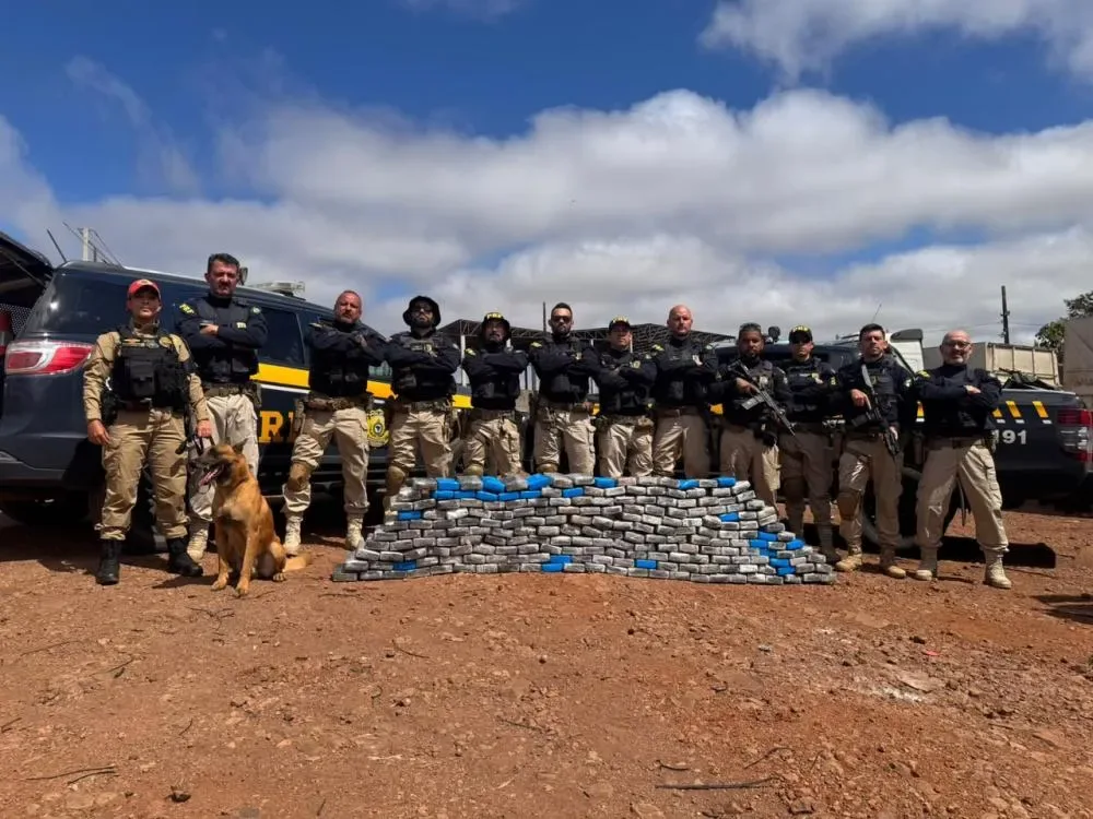 Carreta que fugiu de pedágio é encontrada com 240 kg de cocaína no Paraná