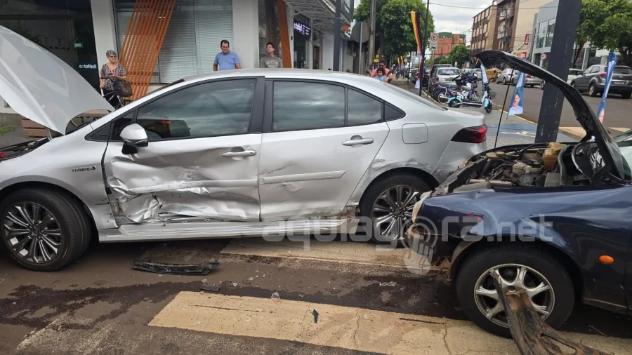 Idosos ficam feridos em violenta colisão entre Fiesta e Corolla no centro de Marechal Rondon