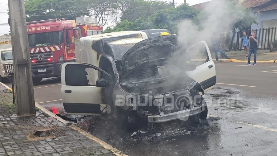 Incêndio destrói Fiat Fiorino em Marechal Rondon