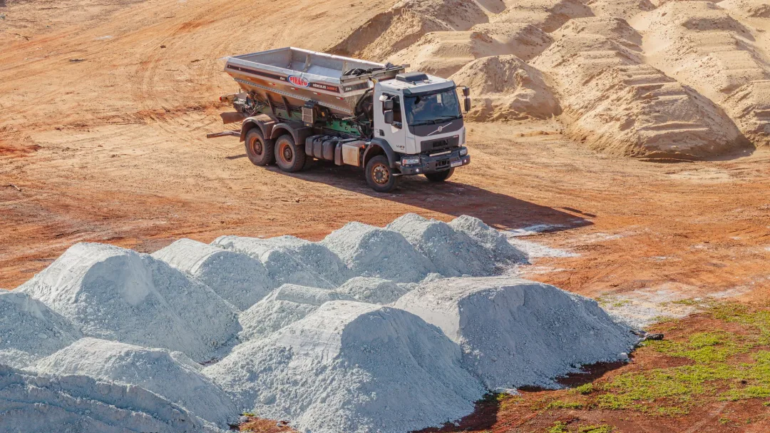 Guaíra inicia distribuição de 820 toneladas de calcário para produtores rurais