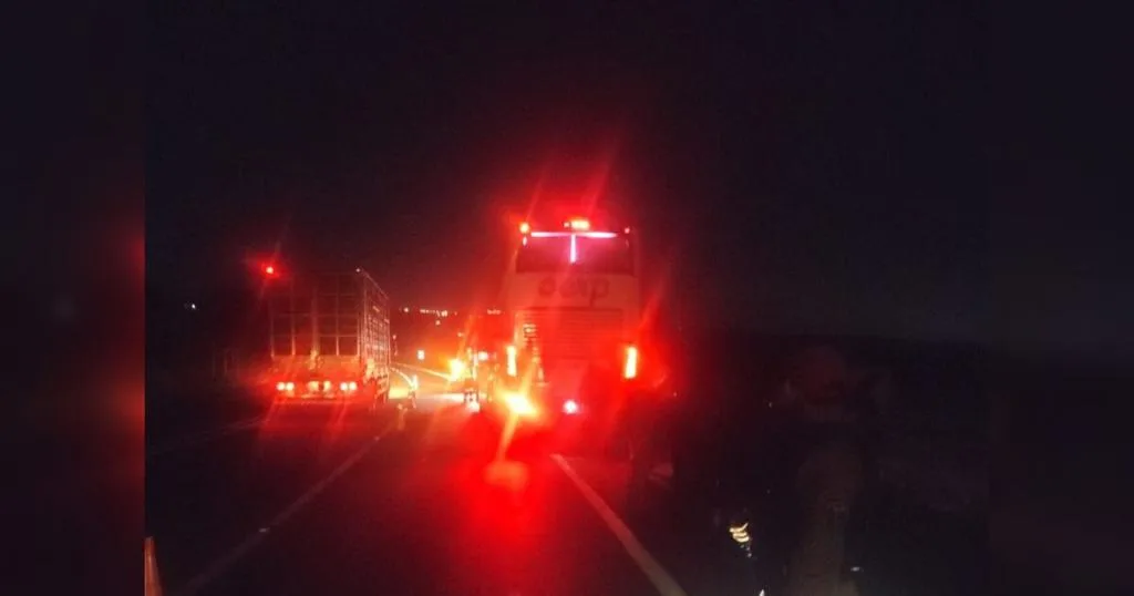 Ônibus cai sobre homem durante conserto de pneu e trabalhador morre na PR-444
