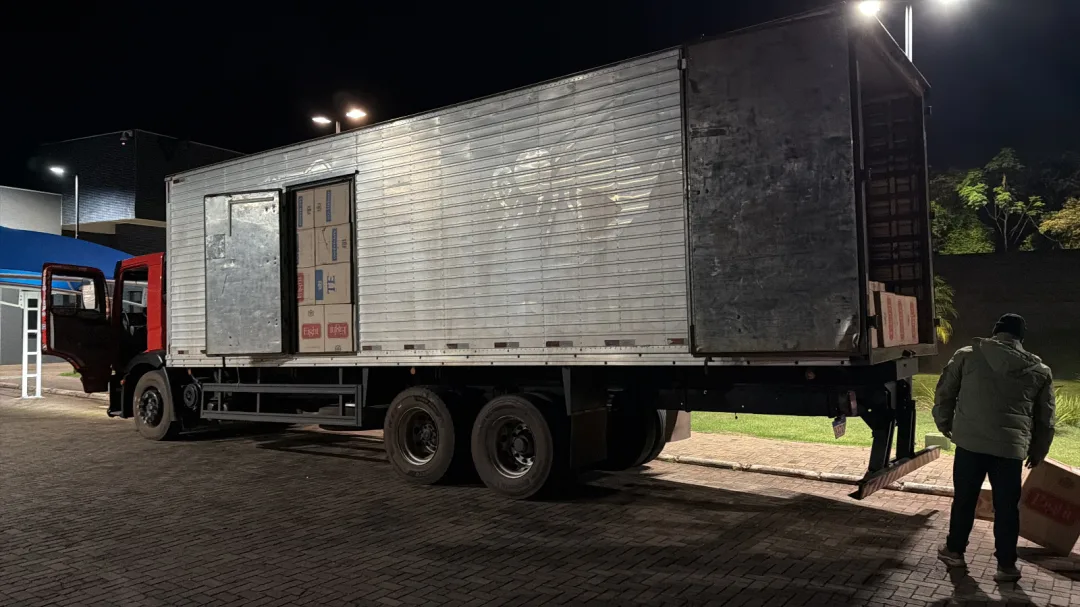 PF e BPFron apreendem caminhão carregado com cigarros em Mercedes