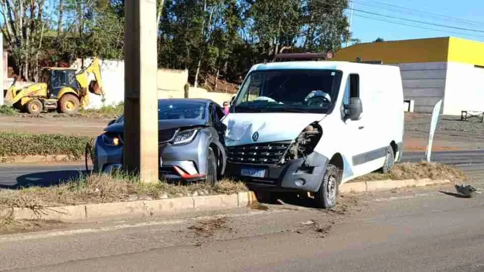 Carro e ambulância se envolvem em colisão na BR-153 em Irati