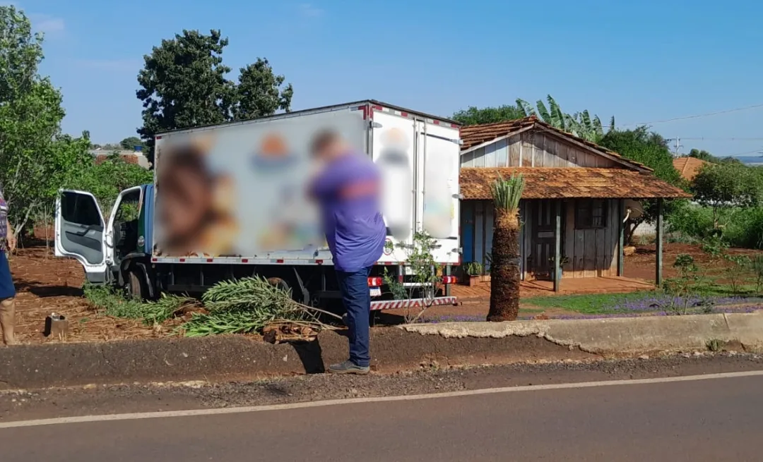 Caminhão desgovernado invade pátio e quase atinge residência no interior de Mercedes